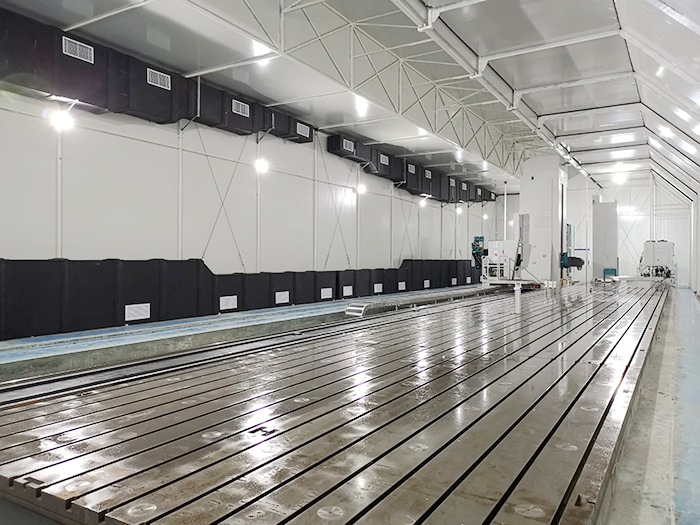 五轴镗铣加工中心：加工范围30m*4m*1.6m，定位精度8μm，重复定位精度5μm